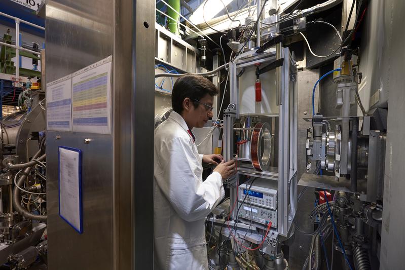 Dr. Lester Barnsley, instrument scientist at Forschungszentrum Jülich, at the small-angle neutron scattering system KWS-1 of the Heinz Maier-Leibnitz Zentrum at the Heinz Maier-Leibnitz Research Neutron Source at the Technical University of Munich