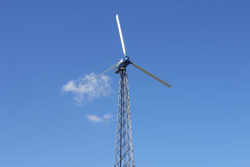 In Bremerhaven: Forschungs-Windenergieanlage vom Typ „Krogmann 15/50“ des WindIO-Forschungspartners Institut für elektrische Antriebe, Leistungselektronik und Bauelemente (IALB). Sie weist sämtliche Funktionsmerkmale einer „großen“ Windenergieanlage auf.