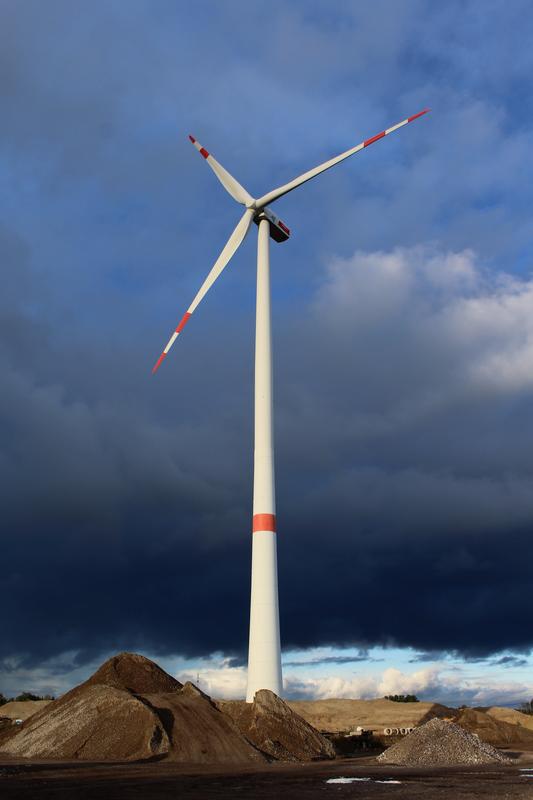 Die 3,4-Megawatt-Forschungswindenergieanlage im Industriepark Bremen, die den WindIO-Tests dient (REpower, Typ 3.4M104), kann rund 3.000 Haushalte versorgen. Die Nabenhöhe beträgt 128 und der Rotordurchmesser 104 Meter.