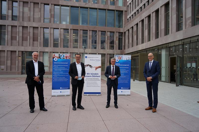 (v. li. n. re.): Vorstand Personal und Patientenversorgung im Klinikum Nürnberg Peter Schuh, Vorstandsvorsitzender des Klinikums Nürnberg Prof. Dr. Achim Jockwig, Wissenschaftsminister Bernd Sibler, Präsident der TH Nürnberg Prof. Dr. Niels Oberbeck