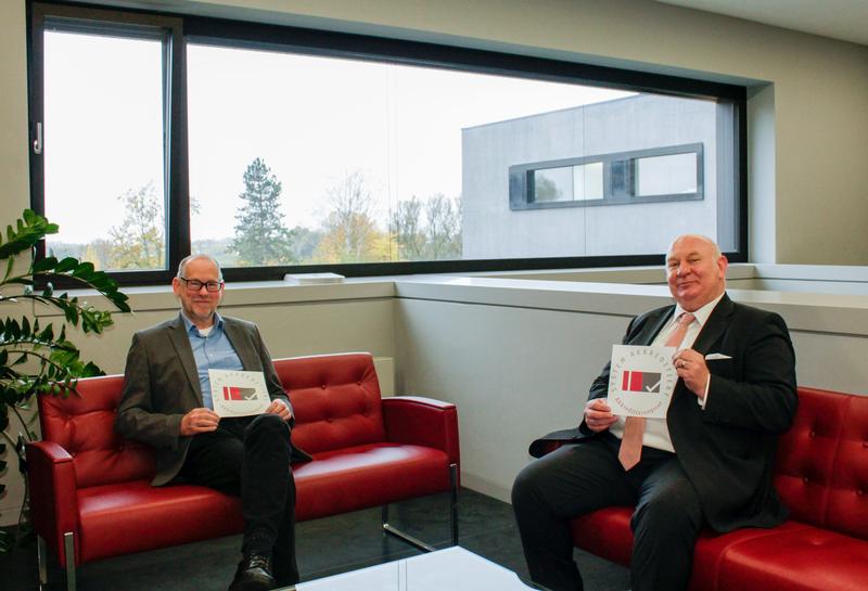 Prüfung bestanden. Präsident Prof. Dr. Peter Sperber (links) und Vizepräsident Prof. Waldemar Berg (rechts) freuen sich über die erfolgreiche Systemakkreditierung der TH Deggendorf.