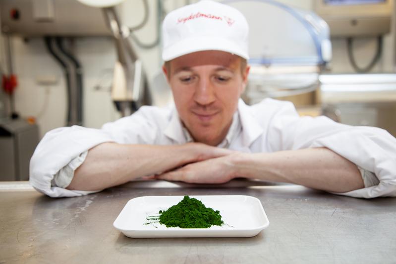 Die Universität Hohenheim forscht seit Jahren zur Verwendung von Algen u.a. als Zutat für Lebensmittel. Im Bild: Mikroalgenpulver zur Wurstherstellung. 