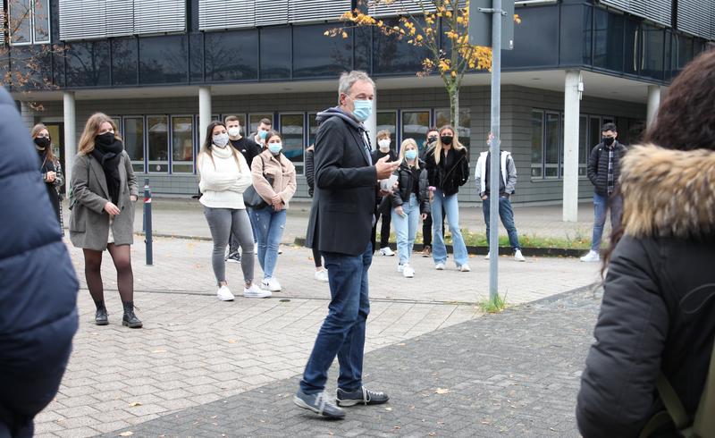 Erstsemesterbegrüßung im Oktober 2020 unter Coronabedingungen: Professor Norbert Seeger und Studierende tragen zum Schutz eine Mund-/Nasenmaske