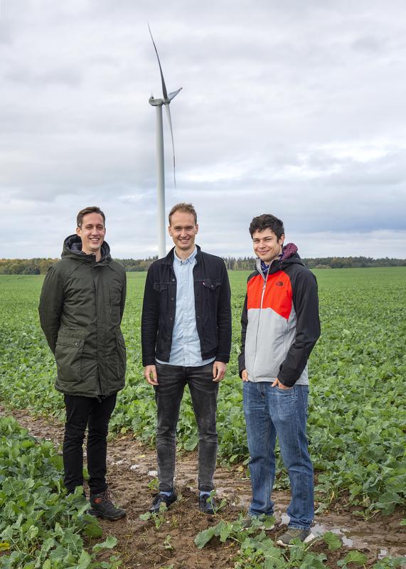 Die drei Doktoranden Johannes Luthe, Andreas Schulze und Stephan Häusler (v. l.) vor der im Projekt DynAWind² untersuchten Windenergieanlage des Rostocker Unternehmens W2E.