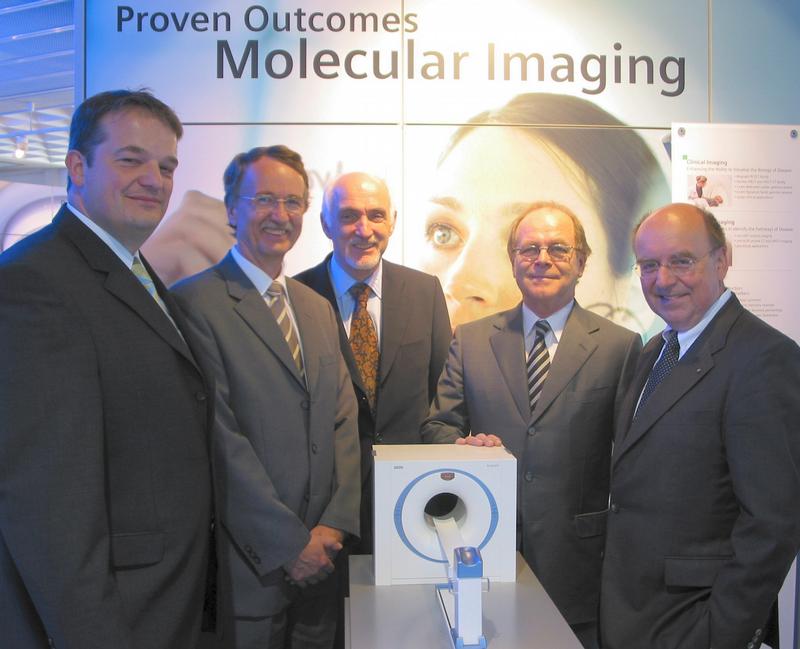 Gemeinsam in Sachen Molekularer Bildgebung: (v.r.) Prof. Dr. Otmar Schober (Uni Münster), Prof. Dr. Erich Reinhardt (Siemens), Rektor Prof. Dr. Jürgen Schmidt, Forschungsdekan Prof. Dr. Eberhard Schlatter und Prof. Dr. Michael Schäfers (alle Uni Münster) 