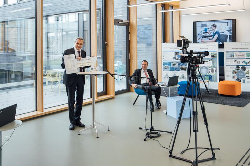 Hochschulrektor Prof. Dr. Gerhard Schneider mit dem symbolischen Schlüssel und Oberbürgermeister Thilo Rentschler bei der feierlichen Eröffnung der neuen Forschungsgebäude, die Corona-bedingt im Rahmen eines Online-Festakts stattfand.