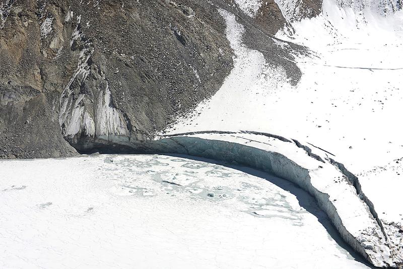 Der eisbedeckte Gya-Gletschersee kurz nach dem GLOF-Ereignis