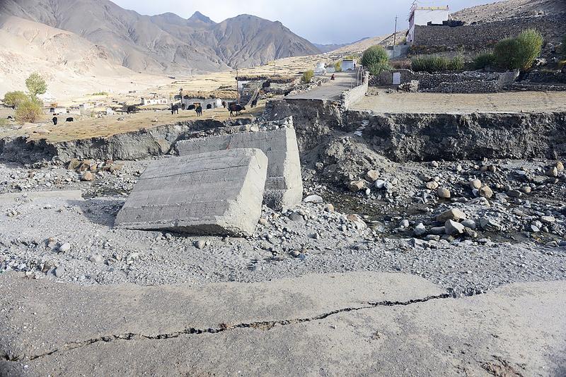Durch den Gletscherseeausbruch zerstörte Betonbrücke