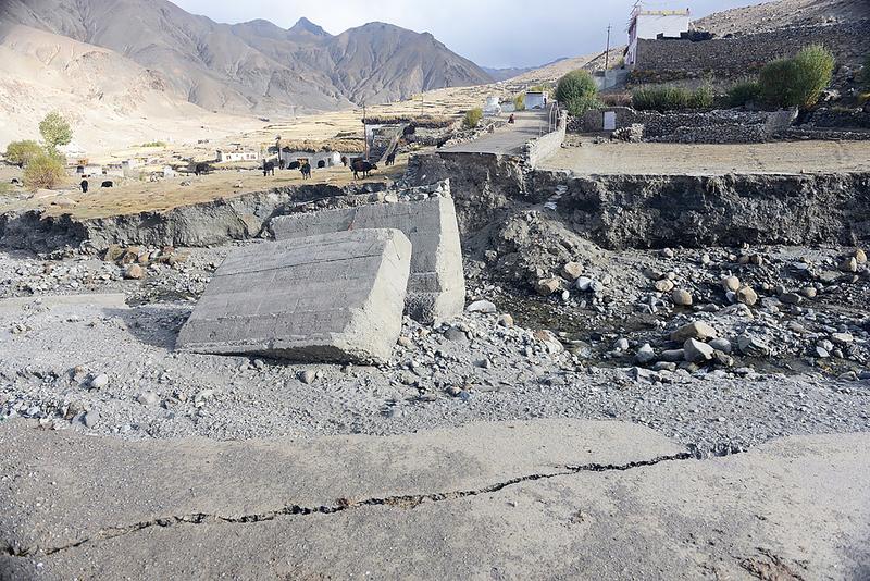 Durch den Gletscherseeausbruch zerstörte Betonbrücke