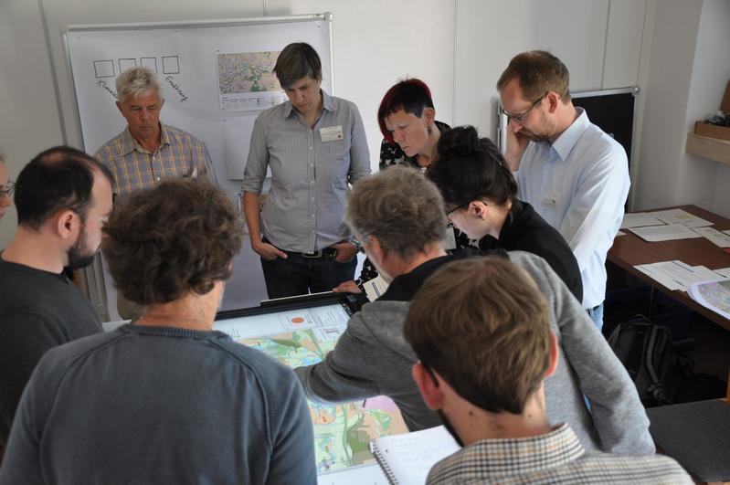  Beim Touch-Table-Workshop, wie hier bei einem früheren Treffen, können sich viele verschiedene Akteure einbringen. 