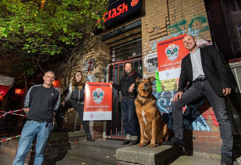 Organspende-Kampagne in der Kreuzberger Szene-Kneipe „Clash“ im Mehringhof: Stefan Springer (Clash), Nico Zielke mit Herzempfänger Alexander Zielke, Dr. Andreas Beckmann, Geschäftsführer der DGHTG (v.l.n.r.) und der tierische Unterstützer „Malko“