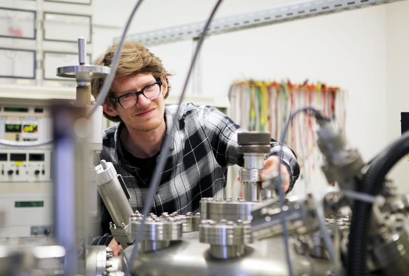 Im Rahmen seiner Doktorarbeit hat Materialwissenschaftler Stefan Schröder eine Methode entwickelt, um nanodünne Gradientenschichten aus Kunststoff herzustellen, die unterschiedliche Eigenschaften vereinen.