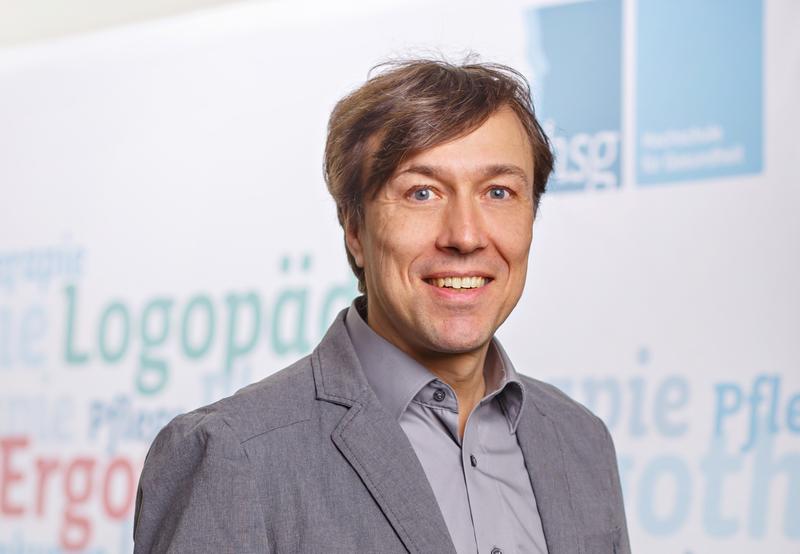 Prof. Dr. Sascha Sommer wirkt bis zum 5. April 2020 als Dekan und ab dem 6. April als Prodekan an der hsg Bochum.