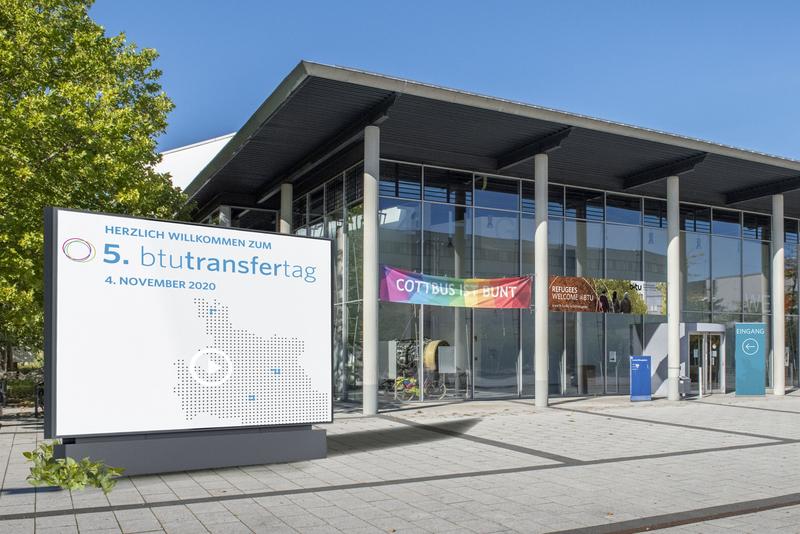 Das Zentrale Hörsaalgebäude der BTU mit dem Plakat zum 5. Transfertag.