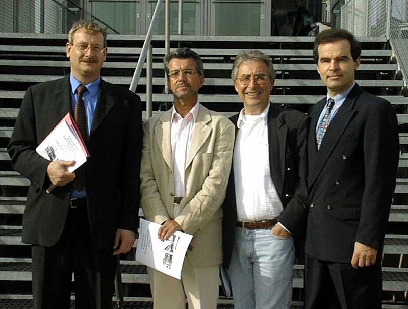 Das Bild zeigt (von links) den neuen Dekan Professor Rieg, den Vorsitzenden des Diplomprüfungsschusses, Professor Aksel, Prodekan Professor Ziegler und Studiendekann Professor Steinhilper
