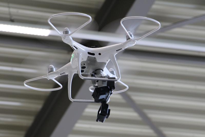 Indoor-Drohne im Praxistest: Dass die Layouterfassung aus der Luft funktioniert, hat das IPH bereits im Vorgängerprojekt „Instant Factory Maps“ gezeigt – die Drohne flog aber noch nicht autonom. 