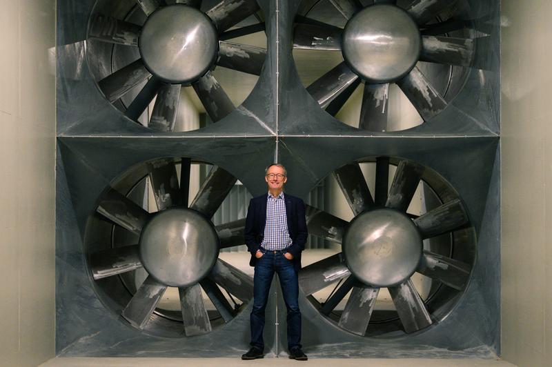 Joachim Peinke in front of the four fans of the wind tunnel. The turbines can generate wind speeds of up to 150 kilometers per hour. 