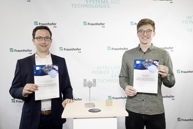 Dr.-Ing. Christian Reimann (links) und M.Sc. Kevin Schuck (rechts), Gewinner des 3. Platzes der DLR Challenge des diesjährigen 'INNOspace Masters'-Wettbewerb