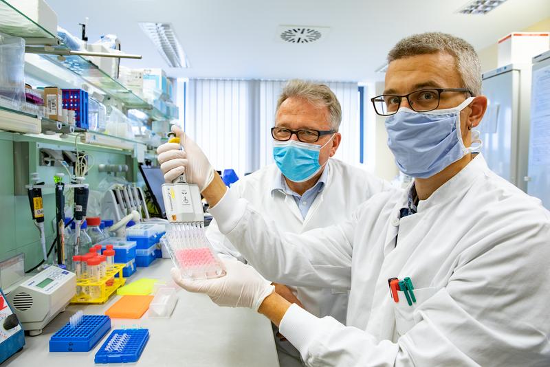Erfolgreich: Dr. Berislav Bosnjak (rechts) und Professor Dr. Reinhold Förster (links) in einem Labor der Medizinischen Hochschule Hannover (MHH) mit dem neuen Testverfahren.