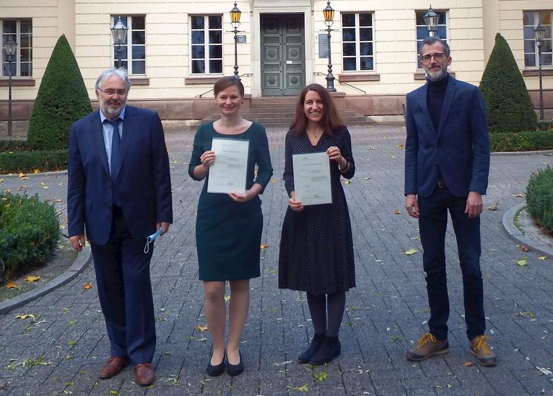 Von links: Prof. Dr. Manfred Gareis, Vorsitzender des Stiftungskuratoriums, Preisträgerinnen Dr. Stephanie Grahl und Dr. Brianne A. Altmann sowie Prof. Dr. Daniel Mörlein, Leiter der Abteilung Produktqualität tierischer Erzeugnisse.