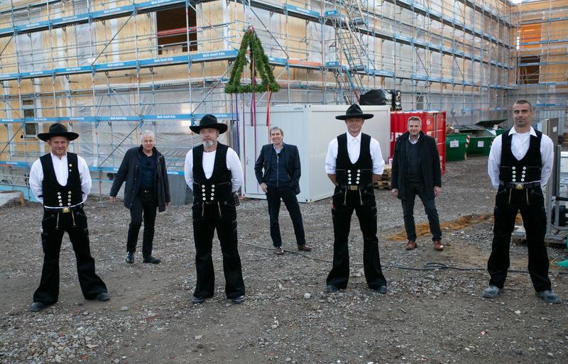 Im Vordergrund links Benjamin Börger Chef-Polier mit seinem Team; im Hintergrund Jan Peter Nonnenkamp (Kanzler UW/H), Martin Butzlaff (Präsident UW/H), Christoph Zimmermann (Geschäftsführer ZÜBLIN Timber) 