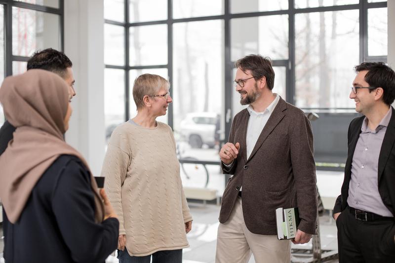 Juniorprofessor Jörg Imran Schröter (2.v.r.) und Kollege Dr. Ulvi Karagedik (r.)