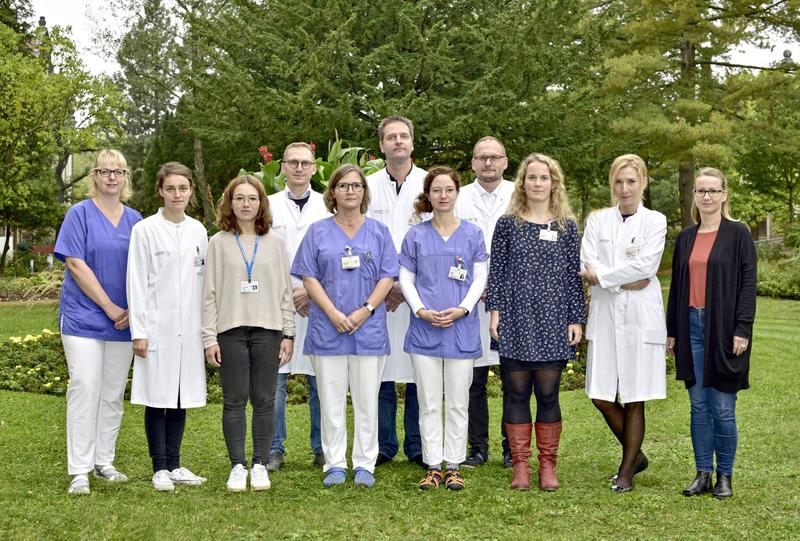 Das Team vom Universitäts DemenzCentrum mit ihren Direktoren Dr. Moritz Brandt (hintere Reihe, 2. v.l.) und Prof. Markus Donix (hintere Reihe, 3. v.l.). Die Aufnahme entstand vor dem Erlass der aktuellen Corona-Schutzverordnung.