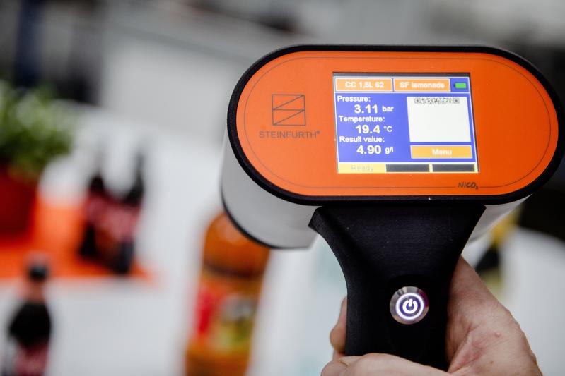 Gemeinsam mit Industriepartnern haben Bochumer Forscher ein neues Messgerät entwickelt, das den Kohlensäuregehalt in Getränkeflaschen bestimmt.