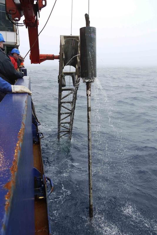 Die 18 Sedimentkerne vom Meeresboden holten die Wissenschaftler und Wissenschaftlerinnen mit Kolben und Schwereloten an Bord des Forschungsschiffs Polarstern.