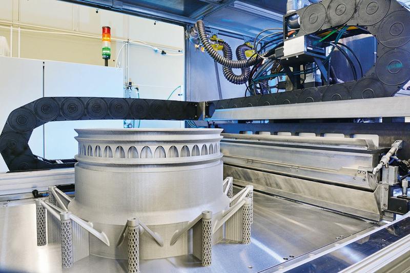 Mehrere Laser am Fraunhofer ILT in Aachen verwandeln Metallpulver per 3D-Druck in ein Demonstrator-Bauteil für die zukünftige Triebwerksgeneration von Rolls-Royce.