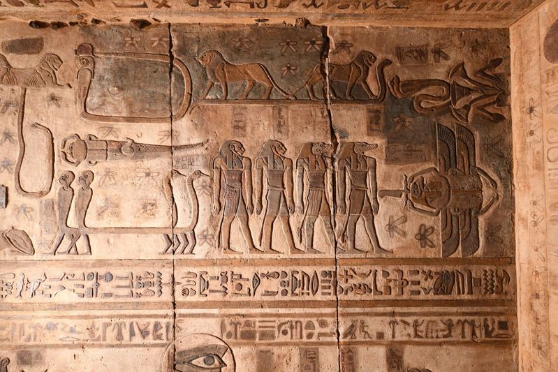 Ägyptische Sternbilder an der Decke des Tempels von Esna mit bislang unbekannten Tintenschriften. Ganz rechts der Ostwind in Skarabäusgestalt mit Widderkopf.