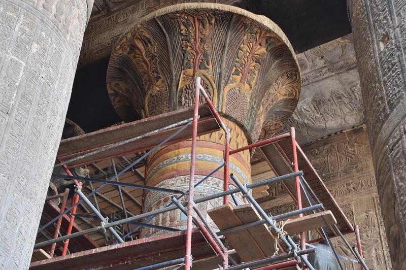 Ein bereits restauriertes Säulenkapitell (Stand: Frühjahr 2019) zeigt die florale Verzierung in Farbe.