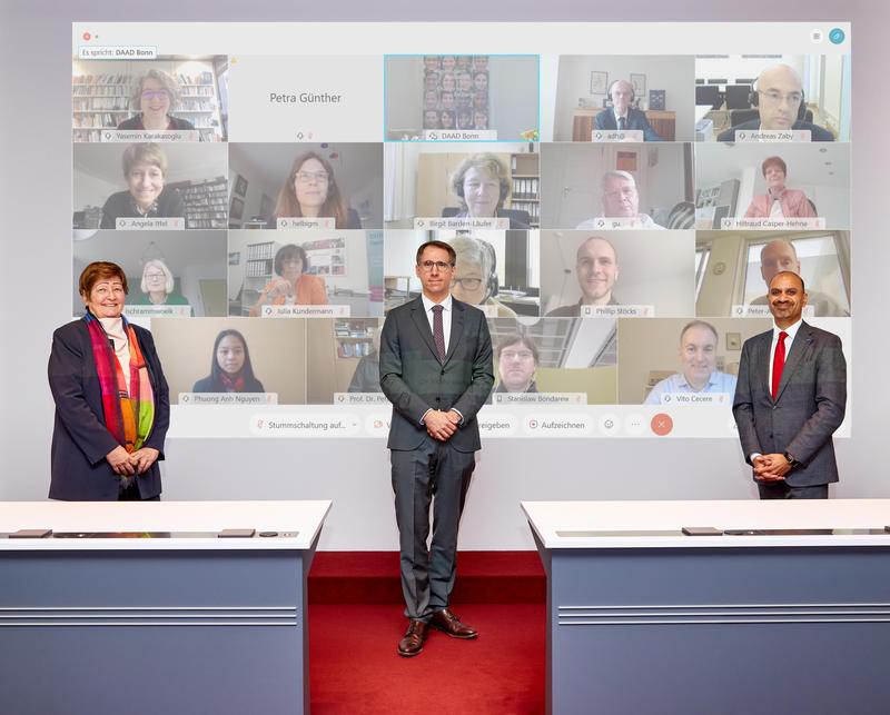 Dr. Kai Sicks nach der Bestätigung seiner Bestellung durch den DAAD-Vorstand in Bonn. (v.l.n.r) Dr. Dorothea Rüland, aktuelle DAAD-Generalsekretärin, Dr. Kai Sicks, neuer DAAD-Generalsekretär, Prof. Dr. Joybrato Mukherjee, DAAD-Präsident