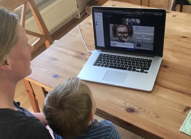 Auf der deutschlandweiten Internetplattform www.kinderschaffenwissen.de können sich Eltern über das Angebot an Online-Studien von entwicklungspsychologischen Forschungsgruppen informieren und sich passende Studien aussuchen.