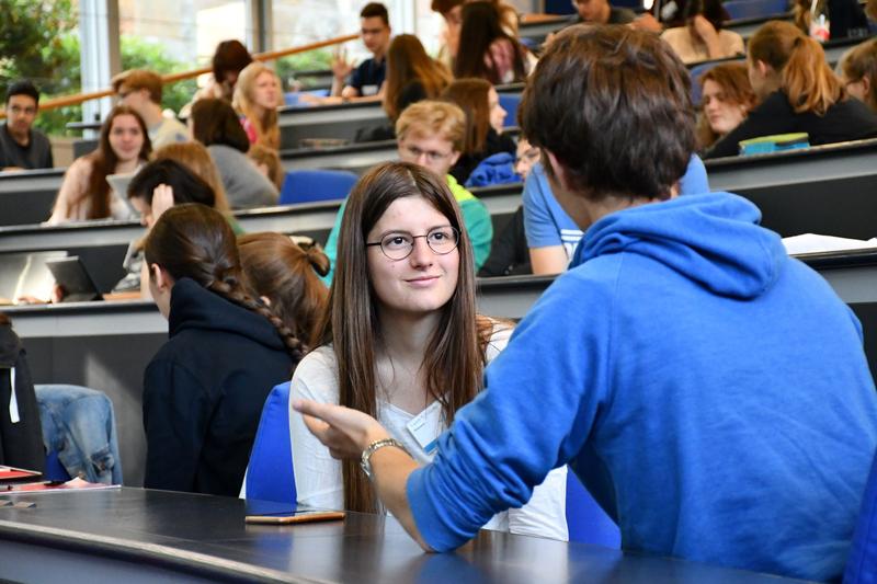Wegen der Corona-Pandemie findet die Schülertagung der Deutschen Physikalischen Gesellschaft (DPG) am 21. November 2020 nun nicht wie üblich im Hörsaal oder auf Fluren statt, sondern online.