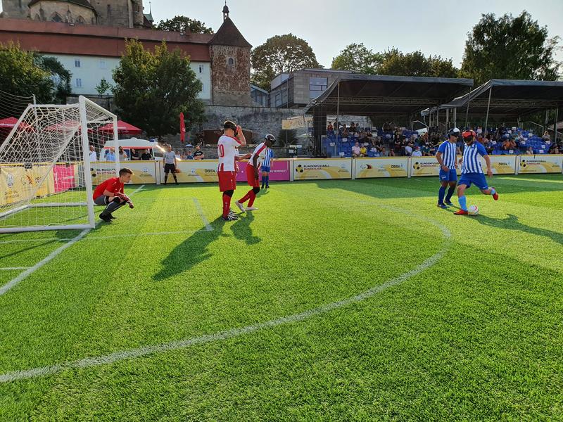 Besonders gefährdet scheinen Blindenfußballspieler*innen, wo Gehirnerschütterungen mit 13,6% einen weitaus größeren Anteil an der Gesamtheit aller Verletzungen darstellen als im Fußball (5%).