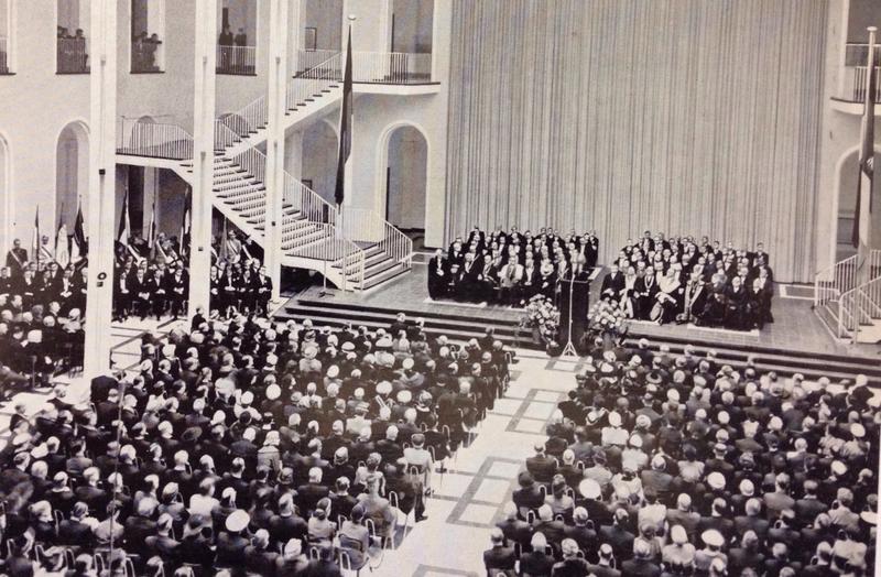 Der Festakt zum 125. Jubiläum der Technischen Hochschule Hannover im Mai 1956 im Welfenschloss: Links die Verbindungen mit ihren Fahnen, auch im Publikum dominieren die Mützen der Verbindungssstudenten.