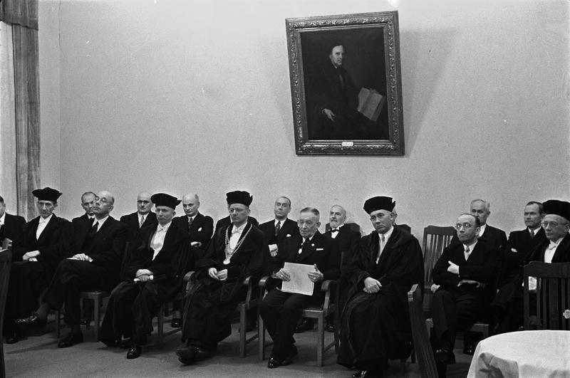 Verleihung der Ehrendoktorwürde u. a. an den ehemaligen Präsidenten der Ostbahn in Krakau, Adolf Gerteis, im Rektorat der TH Hannover am 18.2.1951.