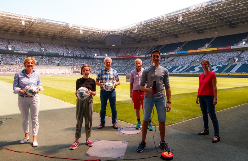 Bei der Entstehung des Lernvideos (von li.):  Elke Hohmann (Leiterin Innovation, Digitales und Wachstum der IHK Mittlerer Niederrhein), Junior Uni-Studentin Elli, Rainer Bonhof (Fußball-Weltmeister und Vizepräsident Bor. Mönchengladbach), 