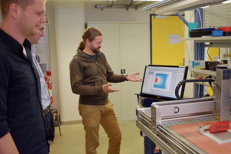 Von rechts: Marcel Thiele, Dr. Ralf Benger (beide EST der TU Clausthal) und Dr. Kai Kaufmann (DENKweit GmbH) bei der Inbetriebnahme eines ersten Prototyps.