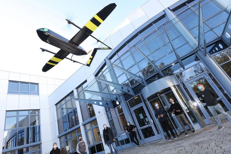 Team TechFac EcoCar bei einer Demonstration ihres elektrischen VTOL Copters "Night Fury" am Fraunhofer IISB in Erlangen