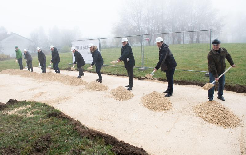 Vertreter der Stiftung, der Stadt und der Universität setzen den ersten Spatenstich für das Gebäude der Dr. Barbara Mez-Starck-Stiftung am Oberberghof