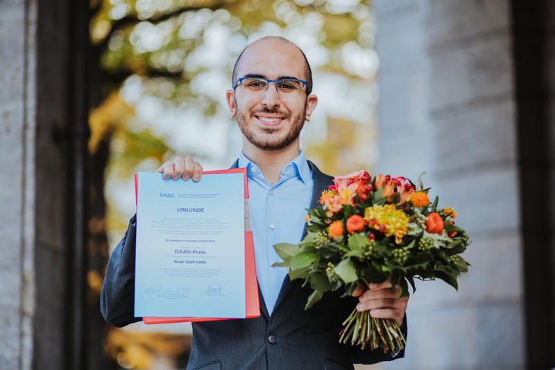 Der syrische Student Kinan Salah Eddin ist Preisträger des diesjährigen DAAD-Preises der Hochschule für Wirtschaft und Recht Berlin. Er wird als bester ausländischer Student der HWR Berlin ausgezeichnet.