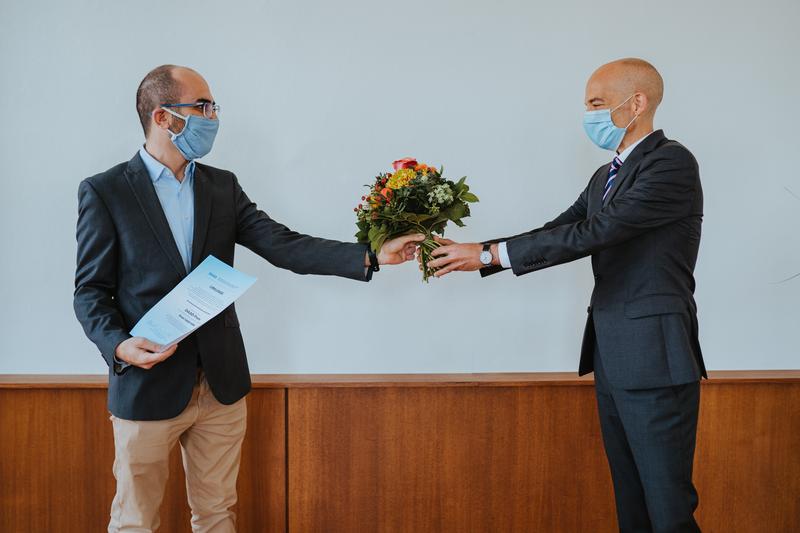 Der Präsident der HWR Berlin, Prof. Dr. Andreas Zaby, überreicht den DAAD-Preis 2020 an den syrischen Studenten Kinan Salah Eddin für seine herausragenden Studienleistungen und sein soziales Engagement.