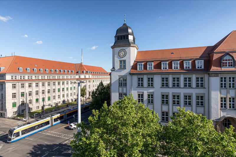 Der Geutebrück-Bau der HTWK Leipzig (mit Turm) an der Karl-Liebknecht-/ Ecke Richard-Lehmann-Straße.