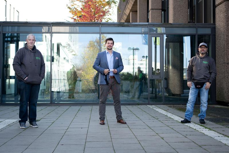 Christoph Baer (Mitte) stellt dem Verein Unsichtbar die Alarmanlage vor; links Vereinsgründer Holger Brandenburg und rechts Andreas Steinhof.