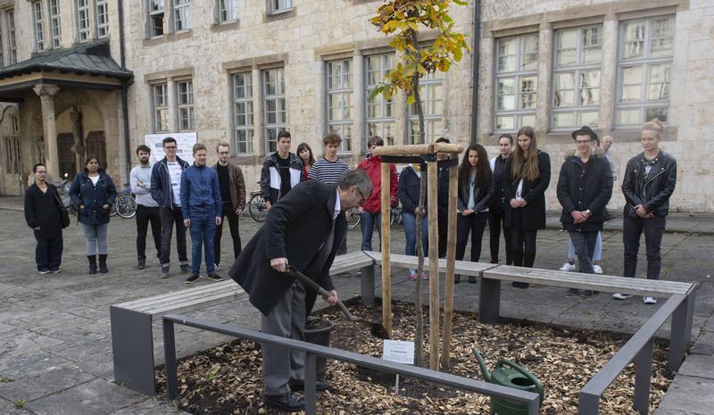 Die Baumpflanzung für die Matrikel 2020/21 der Universität Jena fand coronabedingt nur im kleinen Rahmen mit Uni-Präsident Walter Rosenthal und einigen Erstsemstern bereits im Oktober statt.