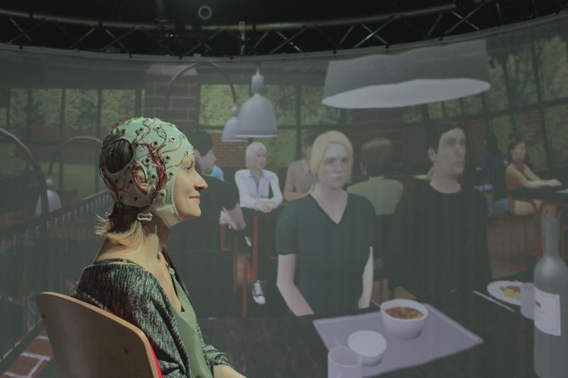 	  Wie gelingt es gesunden Menschen, aus einer Vielzahl von Schallquellen die Stimme des aktuellen Gesprächspartners herauszufiltern? Das untersuchen Oldenburger Forscher mit EEG-Messungen und virtueller Realität.