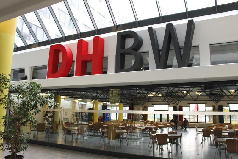 Im Foyer der DHBW Karlsruhe