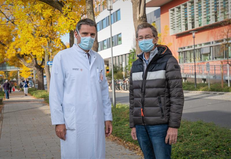 Christian Redo (r.) trifft Prof. Jürgen Weitz, Direktor der Klinik für Viszeral-, Thorax- und Gefäßchirurgie (l.) im Uniklinikum. Er hat Pankreaskrebs-Patienten im Sommer operiert. 